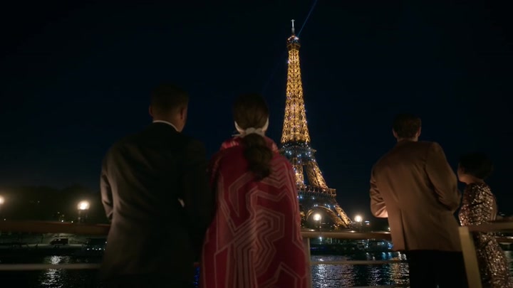 Emily_in_Paris_S02E05_WEBRip_x264-ION10_2551.jpg