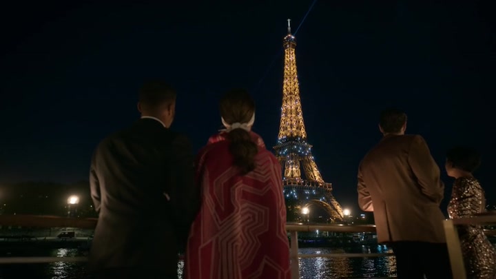 Emily_in_Paris_S02E05_WEBRip_x264-ION10_2552.jpg