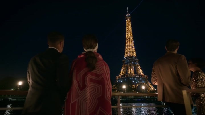 Emily_in_Paris_S02E05_WEBRip_x264-ION10_2555.jpg