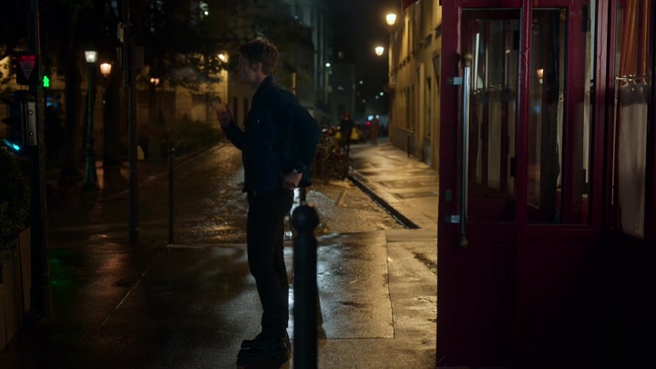 Emily_in_Paris_S02E05_WEBRip_x264-ION10_2575.jpg