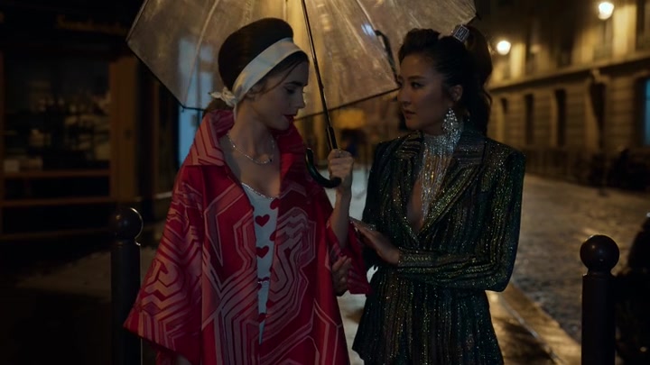 Emily_in_Paris_S02E05_WEBRip_x264-ION10_2580.jpg