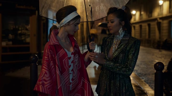 Emily_in_Paris_S02E05_WEBRip_x264-ION10_2581.jpg