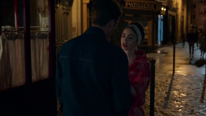 Emily_in_Paris_S02E05_WEBRip_x264-ION10_2608.jpg