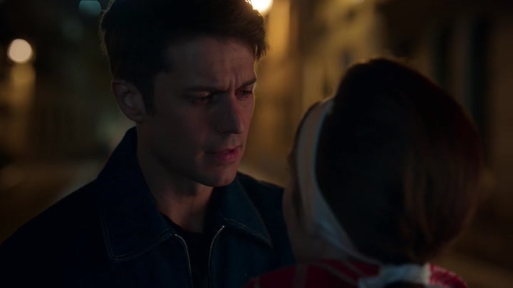 Emily_in_Paris_S02E05_WEBRip_x264-ION10_2650.jpg