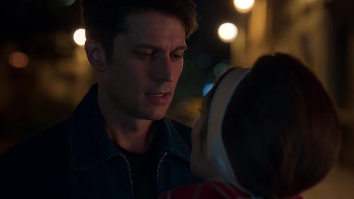 Emily_in_Paris_S02E05_WEBRip_x264-ION10_2671.jpg