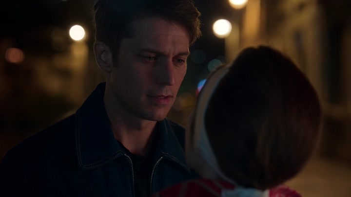 Emily_in_Paris_S02E05_WEBRip_x264-ION10_2680.jpg