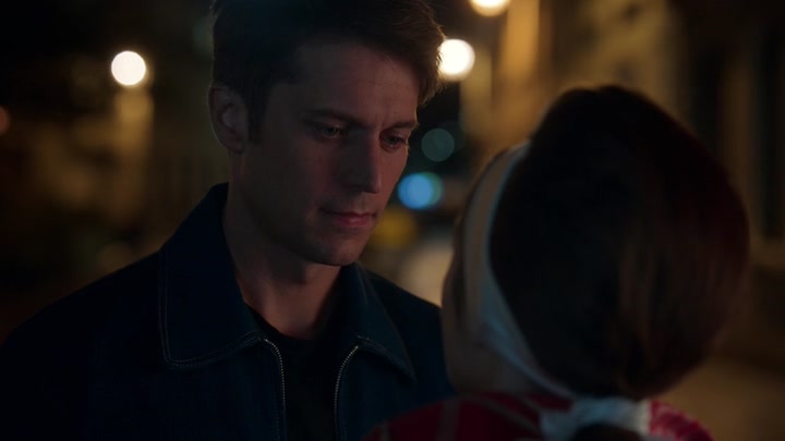 Emily_in_Paris_S02E05_WEBRip_x264-ION10_2704.jpg