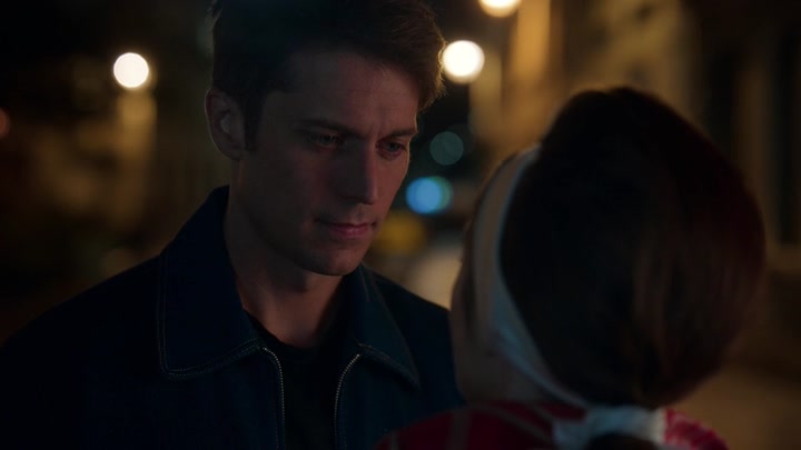 Emily_in_Paris_S02E05_WEBRip_x264-ION10_2705.jpg