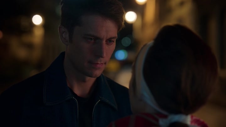 Emily_in_Paris_S02E05_WEBRip_x264-ION10_2706.jpg