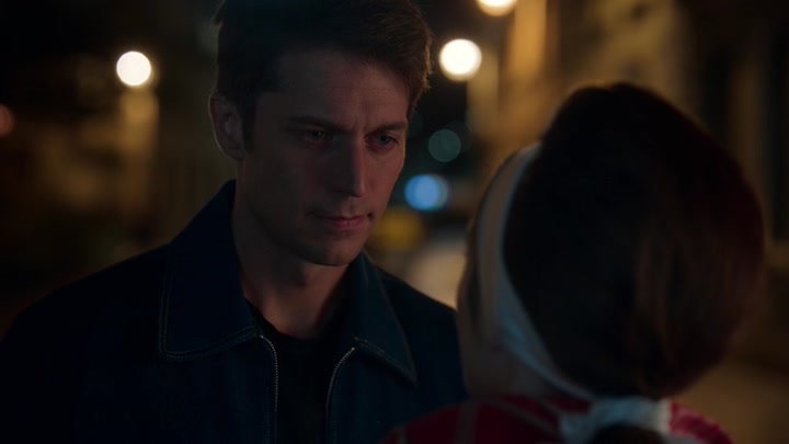 Emily_in_Paris_S02E05_WEBRip_x264-ION10_2707.jpg