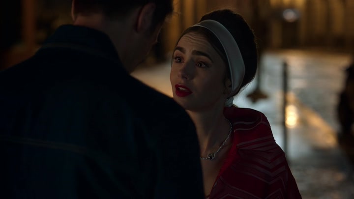 Emily_in_Paris_S02E05_WEBRip_x264-ION10_2709.jpg
