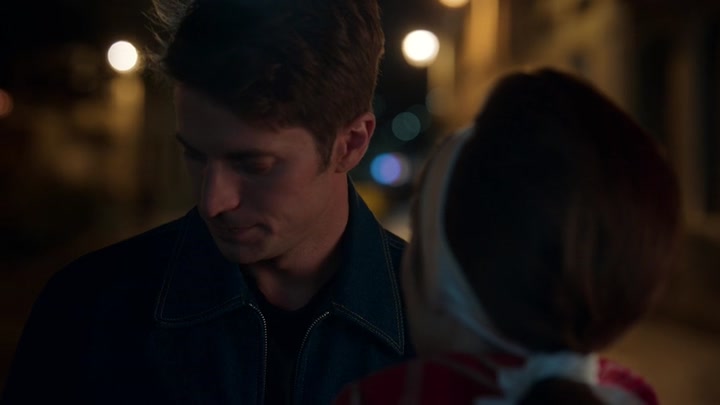Emily_in_Paris_S02E05_WEBRip_x264-ION10_2712.jpg