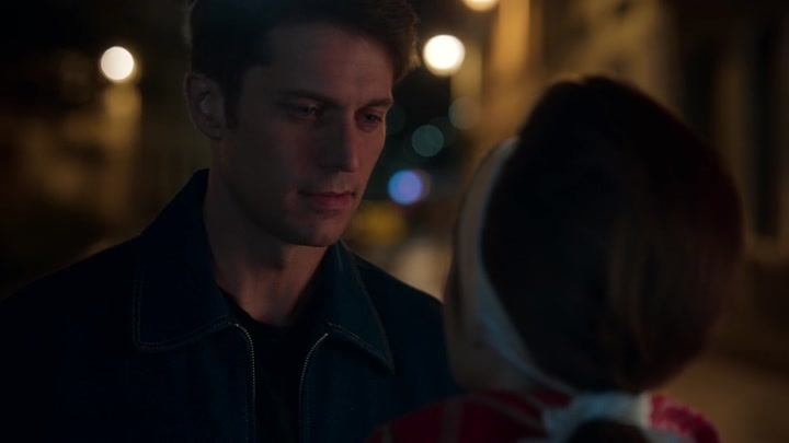 Emily_in_Paris_S02E05_WEBRip_x264-ION10_2726.jpg