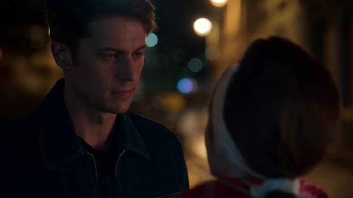 Emily_in_Paris_S02E05_WEBRip_x264-ION10_2728.jpg
