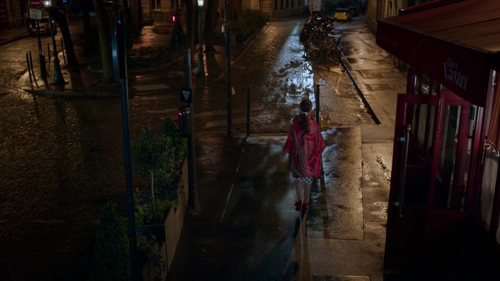 Emily_in_Paris_S02E05_WEBRip_x264-ION10_2739.jpg