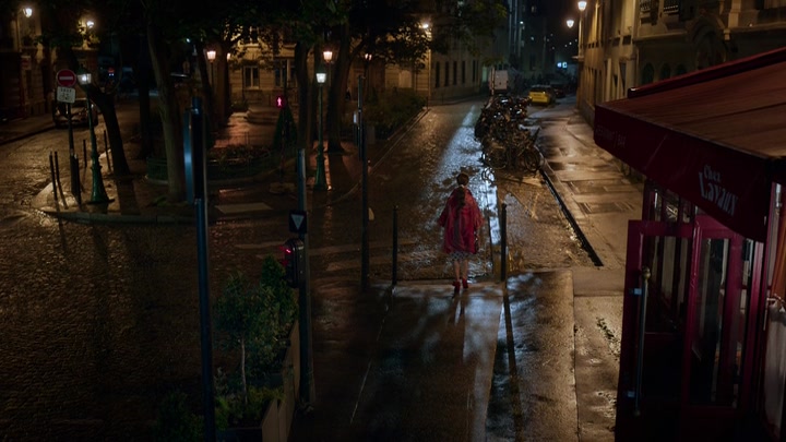 Emily_in_Paris_S02E05_WEBRip_x264-ION10_2746.jpg