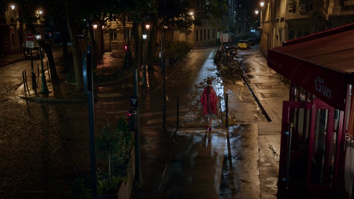 Emily_in_Paris_S02E05_WEBRip_x264-ION10_2747.jpg