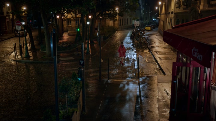 Emily_in_Paris_S02E05_WEBRip_x264-ION10_2755.jpg