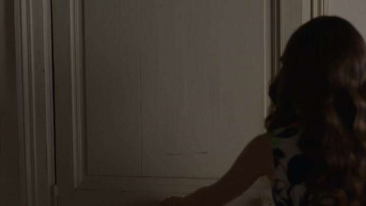 Emily_in_Paris_S02E06_WEBRip_x264-ION10_0037.jpg