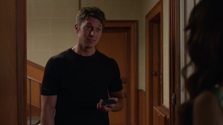 Emily_in_Paris_S02E06_WEBRip_x264-ION10_0048.jpg