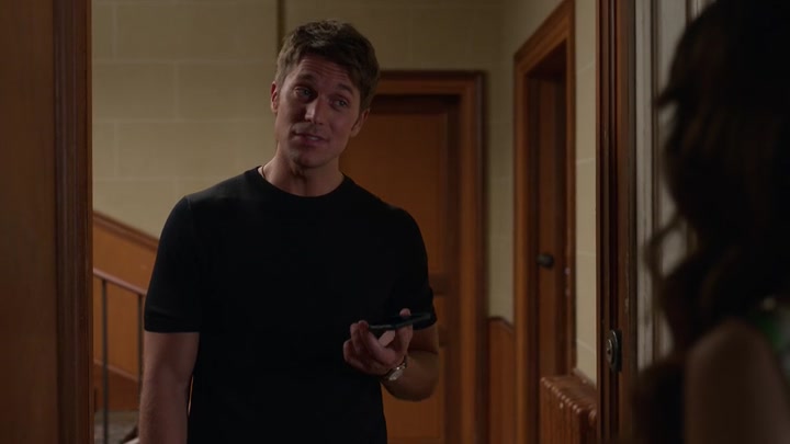 Emily_in_Paris_S02E06_WEBRip_x264-ION10_0049.jpg