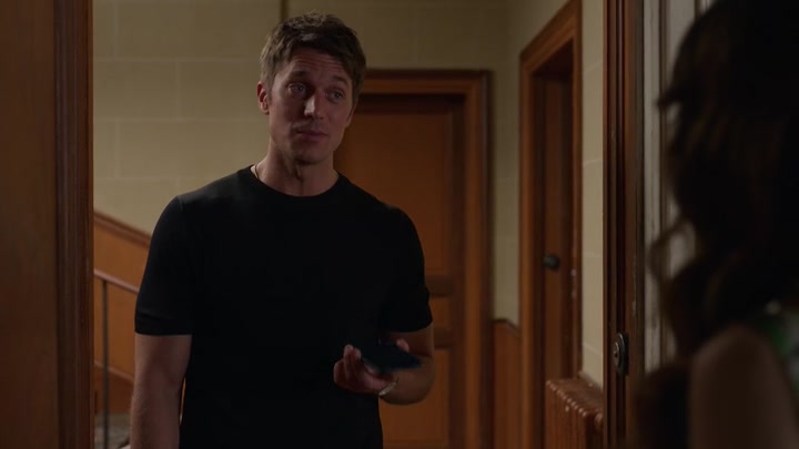 Emily_in_Paris_S02E06_WEBRip_x264-ION10_0050.jpg