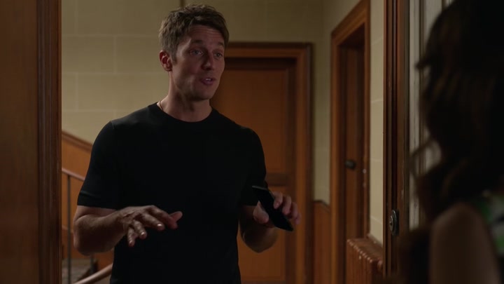 Emily_in_Paris_S02E06_WEBRip_x264-ION10_0054.jpg