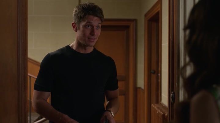 Emily_in_Paris_S02E06_WEBRip_x264-ION10_0056.jpg
