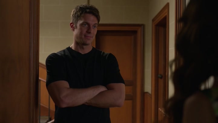 Emily_in_Paris_S02E06_WEBRip_x264-ION10_0059.jpg