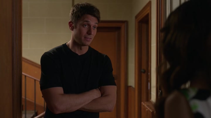 Emily_in_Paris_S02E06_WEBRip_x264-ION10_0071.jpg