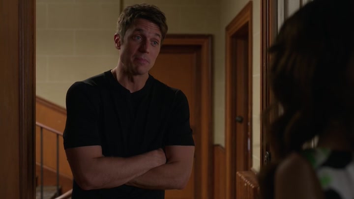 Emily_in_Paris_S02E06_WEBRip_x264-ION10_0075.jpg