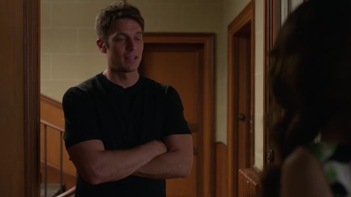 Emily_in_Paris_S02E06_WEBRip_x264-ION10_0079.jpg