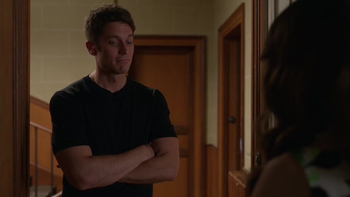 Emily_in_Paris_S02E06_WEBRip_x264-ION10_0096.jpg