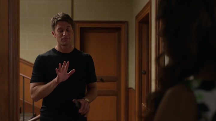 Emily_in_Paris_S02E06_WEBRip_x264-ION10_0104.jpg