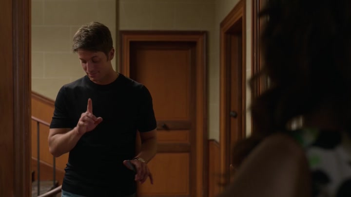 Emily_in_Paris_S02E06_WEBRip_x264-ION10_0105.jpg