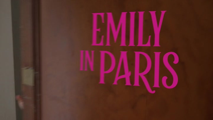 Emily_in_Paris_S02E06_WEBRip_x264-ION10_0108.jpg