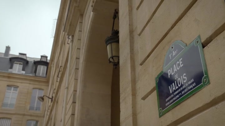 Emily_in_Paris_S02E06_WEBRip_x264-ION10_0120.jpg