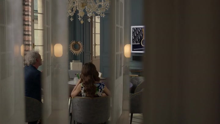 Emily_in_Paris_S02E06_WEBRip_x264-ION10_0122.jpg