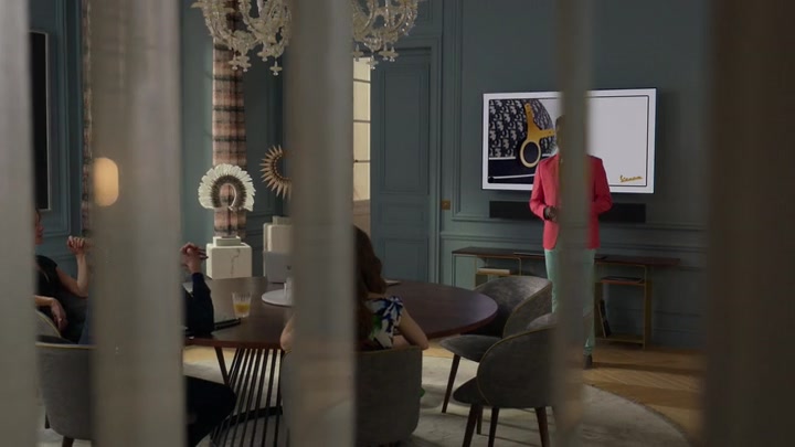 Emily_in_Paris_S02E06_WEBRip_x264-ION10_0123.jpg