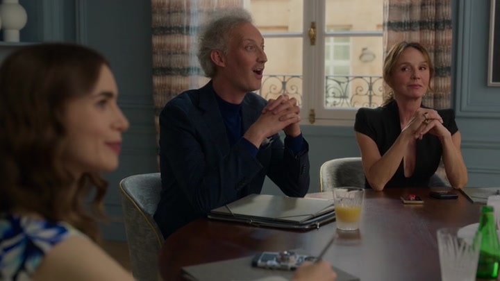 Emily_in_Paris_S02E06_WEBRip_x264-ION10_0129.jpg