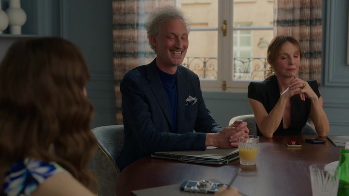 Emily_in_Paris_S02E06_WEBRip_x264-ION10_0144.jpg