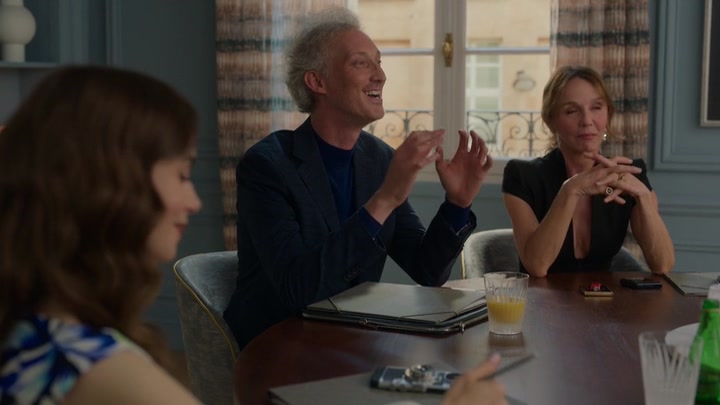 Emily_in_Paris_S02E06_WEBRip_x264-ION10_0161.jpg