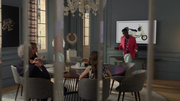 Emily_in_Paris_S02E06_WEBRip_x264-ION10_0162.jpg
