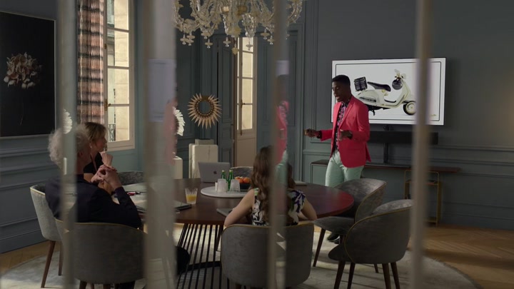 Emily_in_Paris_S02E06_WEBRip_x264-ION10_0163.jpg