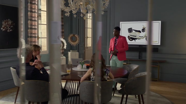 Emily_in_Paris_S02E06_WEBRip_x264-ION10_0164.jpg