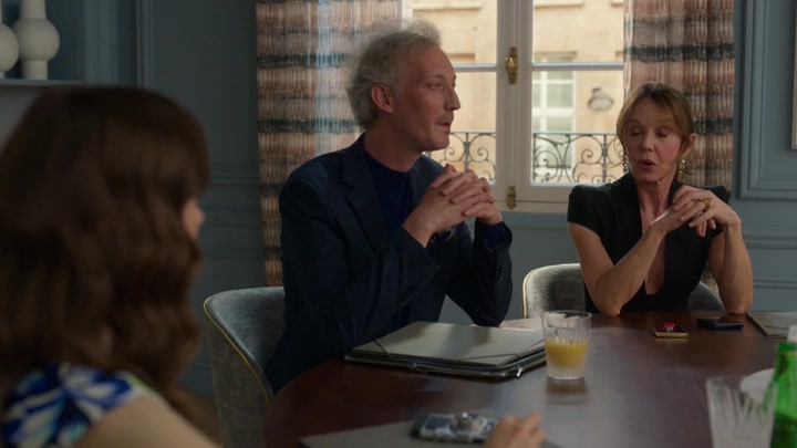 Emily_in_Paris_S02E06_WEBRip_x264-ION10_0170.jpg