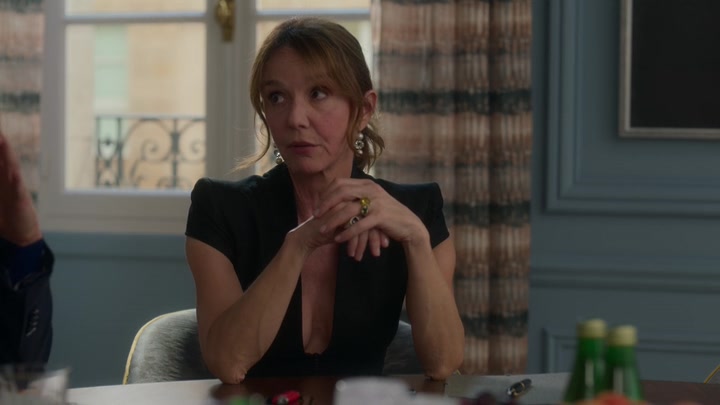 Emily_in_Paris_S02E06_WEBRip_x264-ION10_0194.jpg
