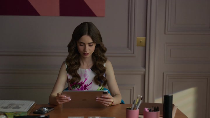 Emily_in_Paris_S02E06_WEBRip_x264-ION10_0204.jpg