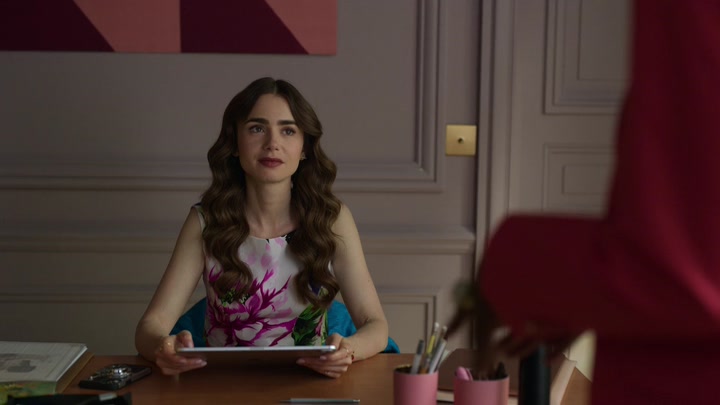 Emily_in_Paris_S02E06_WEBRip_x264-ION10_0219.jpg