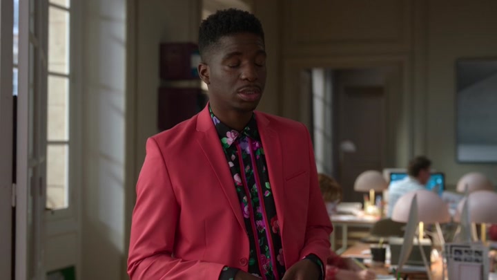 Emily_in_Paris_S02E06_WEBRip_x264-ION10_0222.jpg